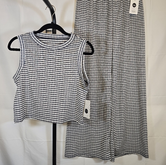 Black & White Gingham Seersucker Style Sleeveless Pantsuit - Picture 2 of 3